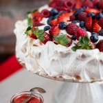 Tort bezowy z owocami i musem truskawkowo – rabarbarowym